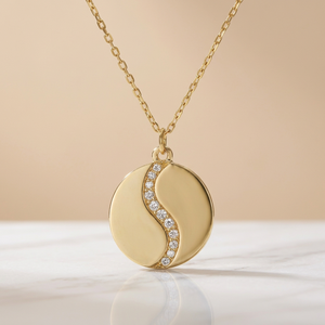Collier pendentif rond en diamant avec accent vague en or 18 carats, bijoux fins pour femmes - Product Image 3