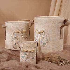 Caja de Regalo para Damas de Honor, Portátil, Acabado Mate, Papel Gris, Redonda/Cuadrada, Modelo Cloud Splendid Language - Product Image 3