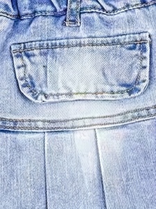 Minivaquero plisado de verano holgado azul claro para niñas con detalles de botones de imitación, cintura elástica y bolsillos con solapa para uso informal - Product Image 3