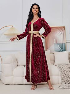 Abaya di Lusso in <span class=keywords><strong>Velluto</strong></span> <span class=keywords><strong>Bordeaux</strong></span> con Ricami Dorati, Traspirante, Fatta a Mano, a Maniche Lunghe, Stile Marocchino per Donne - Product Image 5