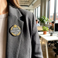 Grande épinglette personnalisée en émail souple de 1,5 pouce, badge métallique professionnel pour la reconnaissance du personnel, épinglettes peintes haute visibilité