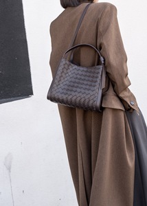 ODM y OEM, Primavera/Verano 2026, Nuevo Bolso de Hombro y Bandolera Casual de Moda, Bolso Tipo Cubo de Cuero Genuino Premium con Grabado para Mujer - Product Image 2