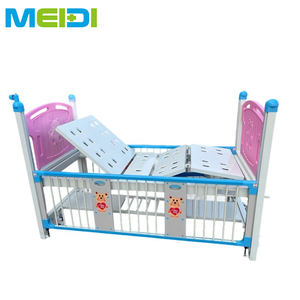 Nuovo Letto Ospedaliero Pediatrico a Tema Cartone Animato con 2 Funzioni Manuali e Ruote per la Cura dei Bambini, Telaio in Acciaio Inossidabile - Product Image 1