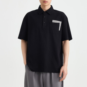 <span class=keywords><strong>เสื้อโปโล</strong></span>ผู้ชายทรงหลวมสบายๆ ผ้าคอตตอนปิเก้ 220GSM สีดำล้วน แต่งลายสก็อตที่กระเป๋าอก  รับผลิตตามแบบ OEM พร้อมปักโลโก้คุณภาพสูง - Product Image 1