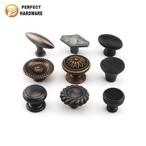 Boutons <span class=keywords><strong>de</strong></span> <span class=keywords><strong>meuble</strong></span> ronds multi-styles en alliage <span class=keywords><strong>de</strong></span> zinc bronze antique, poignées <span class=keywords><strong>de</strong></span> tiroir à trou unique pour armoire - Product Image 1