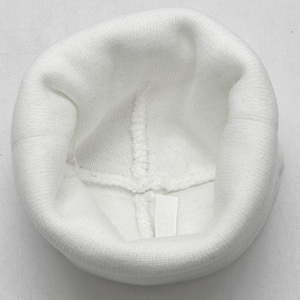 Ensemble 3-en-1 Chaud et Personnalisé : Écharpe, Gants et Bonnet en Tricot Doux pour Hommes et Femmes – Idéal pour l'Hiver et Cadeau Parfait - Product Image 4