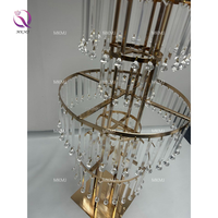 Nouvel arrivage de décorations de mariage légères de luxe 50x100cm à cinq niveaux support de fleurs en métal doré avec décoration de pendentif en perles acryliques