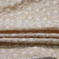 Chine Fabricant 100% Coton 135gsm Tissu de broderie florale léger et confortable pour vêtement femme