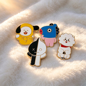 Broche en alliage émaillé souple, épinglette personnalisée avec motif, badge pour femme, cadeau de fête ou de fiançailles - Product Image 1
