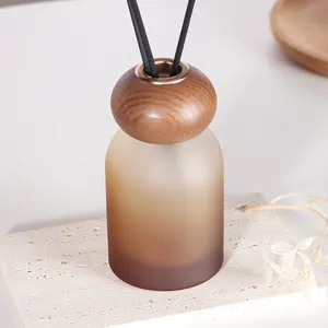 트렌디 한 장식 라운드 모양 100 ml 젖빛 그라디언트 앰버 컬러 룸 리드 디퓨저 아로마 향수 유리 병 나무 뚜껑