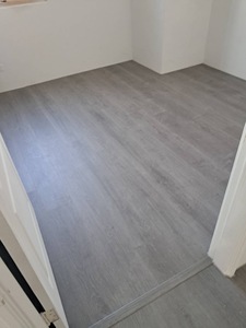 Plancher en vinyle PVC SPC anti-rayures et imperméable de 6,5 mm, installation par clipsage - Product Image 1