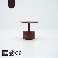 Table d'appoint d'inspiration architecturale avec plateau en verre graphique haute brillance et base en acier inoxydable massif pour les designers d'intérieur