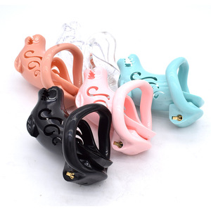 Cage de chasteté masculine en résine sûre et portable avec logo de chien féroce pour adultes - Product Image 2