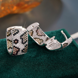 Orecchini a polsino con stampa leopardata da donna, effetto bicolore, gioielli alla moda di tendenza - Product Image 4
