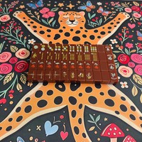 Set Mahjong Akrilik Warna Kopi Vintage, Pola Gambar Tangan yang Elegan, Hadiah Suvenir Premium untuk Pecinta Mahjong