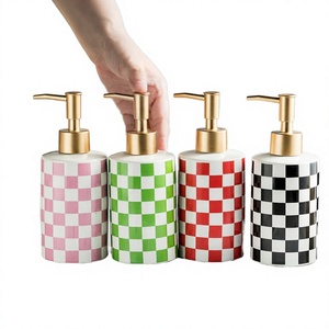 Distributeur de savon en résine, ensemble de quatre pièces avec motif damier, style moderne, couleur personnalisable, durable pour la salle de bain - Product Image 1