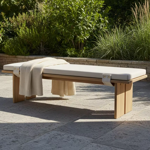 ม้านั่งไม้ Kaede ผลิตจากไม้เนื้อแข็ง พร้อมเบาะนั่งที่นุ่มสบาย ให้ความรู้สึกหรูหราทันสมัย พร้อมความเรียบง่ายเหนือกาลเวลา - Product Image 1