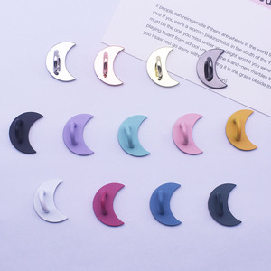 Amuleto de Amor Navideño, Gancho Metálico Hecho a Mano, Accesorio DIY para Carcasa de Teléfono - Estrellas y Lunas Viene con adhesivo en la parte posterior. - Product Image 1