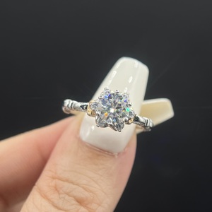Alla moda diamante moissnaite vvs 1 carat d colore 18K <span class=keywords><strong>oro</strong></span> bianco <span class=keywords><strong>925</strong></span> argento sterling anelli di fidanzamento da donna con certificato GRA - Product Image 1