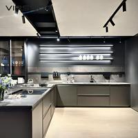 Cuisine contemporaine sur mesure : Meuble modulaire en marbre et verre avec évier et robinet pour îlot de cuisine de centre commercial
