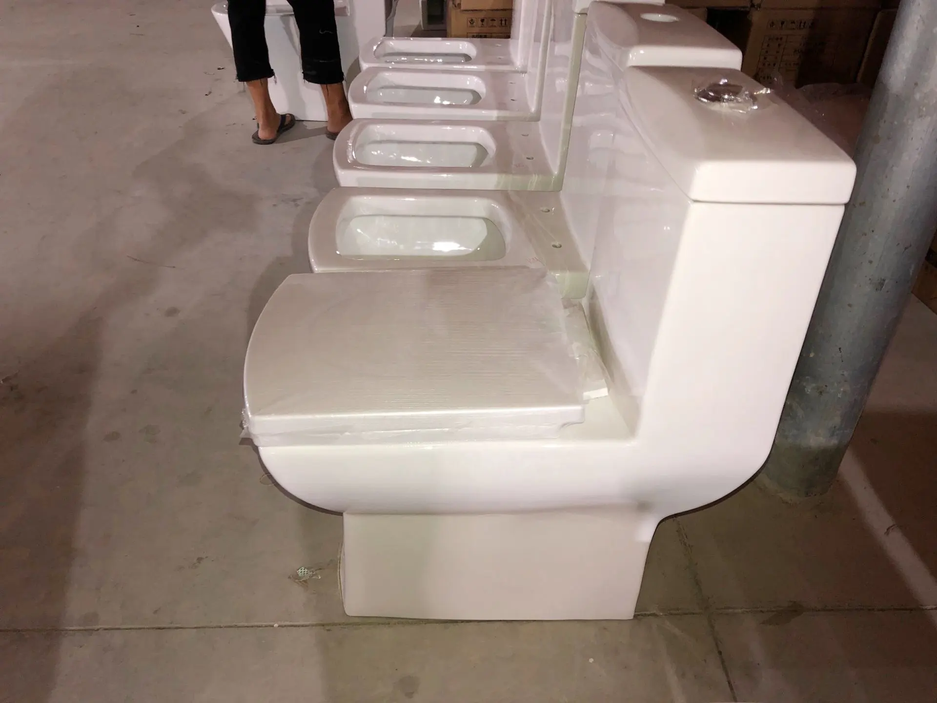 Çin tedarikçiler yüksek kaliteli tek parça sıhhi tesisat komodin banyo seramik beyaz sifonik s-tuzak WC tuvalet