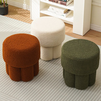 Tabouret en bois moderne et minimaliste en polaire corail, idéal pour la maison, la salle de bain, l'entrée, le maquillage ou comme tabouret de salon.