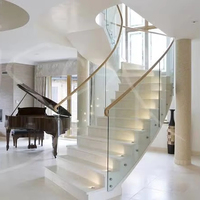 Escalier intérieur moderne haut de gamme courbé avec garde-corps en verre, construction métallique durable pour usage en villa