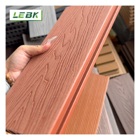 Muestra disponible: Tablero de terraza WPC con apariencia de madera, impermeable, para exteriores, con vetas de madera, compuesto, para parques, jardines y pisos de piscinas.