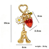 Porte-clés pendentif populaire en forme de lettre fraise, avec motifs fruit, abeille, fleur, et lettre fraise, créatif, petit pendentif