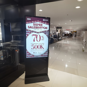 Display Pubblicitario Digitale da 43-55 Pollici con Schermo Touch, Opzione Risoluzione 4K, per Finestre o Pavimento, Sistema Android - Product Image 3