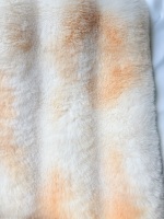 Tissu en fausse fourrure blanc crème à rainures verticales, doux et moelleux, texture côtelée, élégant pour manteau, veste, vêtement chaud d'hiver, mode