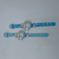 Nouvelle montre en quartz de luxe Licorne bleu-rose-violet avec bracelet en silicone, cadran à aiguilles de 31 mm affichant des personnages de dessins animés lumineux pour enfants
