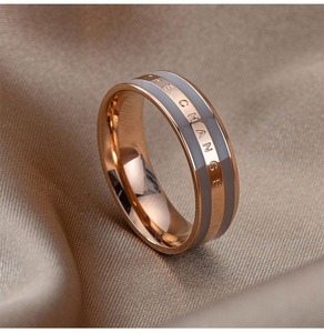 Cincin Kaca Pasangan Minimalis Chic Gaya Lebar Eropa Amerika Berlapis Emas Rose 18K dengan Model Teks Alfanumerik - Product Image 4