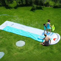 Toboggan aquatique extérieur gonflable en PVC à double requin interactif pour la maison ou l'école jouet aquatique amusant avec tapis de pulvérisation pour les enfants