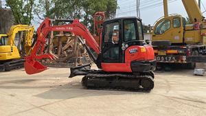 Excavatrice Kubota KX165 Zepi 5 tonnes avec godet de creusement, couleur rouge, machine d'occasion - Product Image 5