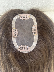Topper respirant <span class=keywords><strong>en</strong></span> mono avec cheveux européens de qualité supérieure, alignés sur les cuticules, entièrement noués à la main, avec mèches caramel dimensionnelles, pour femmes souffrant de perte de cheveux - Product Image 5