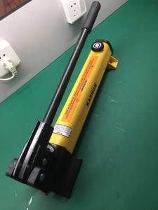 ปั๊มไฮดรอลิกมือโยก Enerpac 700 บาร์ 12 ตัน ขนาดเล็ก พกพาสะดวก พร้อมเกจวัดแรงดันและอะแดปเตอร์สำหรับกระบอกสูบ - Product Image 3