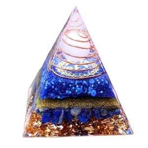 Pyramide en résine époxy cristalline, ornement de bureau artisanal, décoration intérieure, impression UV, gravure interne, lapis-lazuli bleu or - Product Image 5