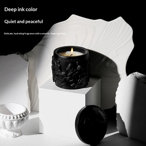 Vela Aromática de Cera de Soja en Vaso de Yeso con Relieve Blanco y Negro Vintage, Caja de Regalo Completa, Regalo Decorativo Hecho a Mano de Primera Calidad - Product Image 1