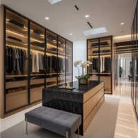 Armoire sur mesure en bois de style moderne AIGE avec portes en verre, dressing pour la maison, l'appartement et l'hôtel