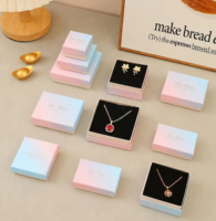 Boîte à bijoux en carton réglable de forme carrée ZXF avec logo personnalisé multicolore pour le rangement des bijoux et l'affichage des bracelets