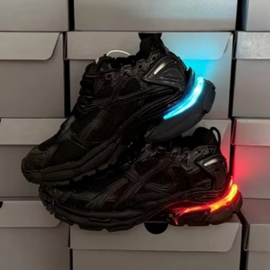 Chaussures de course pour hommes de haute qualité 2026, design tendance, chaussures de plateforme LED d'extérieur, dernières baskets lumineuses de créateur très vendues - Product Image 1