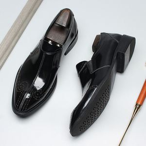 รองเท้าหนังแท้สำหรับฤดูใบไม้ร่วง สไตล์ทางการและลำลอง - รองเท้าผู้ชายแบบ Brogue ลายฉลุ ระบายอากาศได้ดี ทรงหัวแหลม ดีไซน์ทันสมัย - Product Image 1