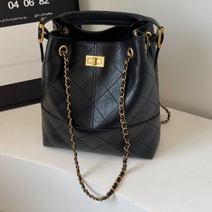 กระเป๋าถือหนังกลับสีน้ำตาลสไตล์วินเทจ ดีไซน์ใหม่ พร้อมสายสะพายโซ่และกระดุมปิด - Product Image 6