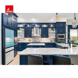 تصميم خزائن مطبخ خشبية بلون أزرق داكن من مجموعة ألاند جروب لمشروع هامبتون مع جزيرة على شكل حرف L وسطح رخامي - Product Image 2