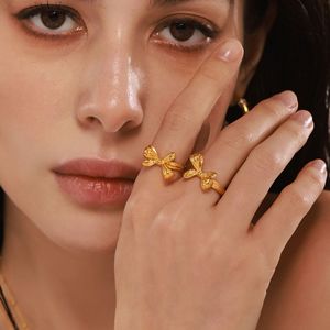 Bague en acier inoxydable élégante texturée 3D avec nœud, plaquée or, ajustable, cadeau idéal pour elle - Product Image 2