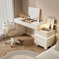 Ensemble de meubles de chambre à coucher pour petit appartement de luxe : coiffeuse, bureau et table de chevet intégrée