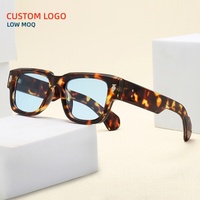 Lunettes de soleil carrées rétro audacieuses inspirées des designers, en PC texturé robuste pour un style streetwear