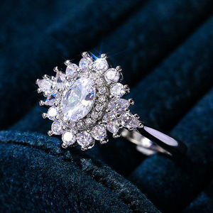 Anello di fidanzamento semplice per donna, elegante gioiello da dito alla moda - Product Image 2