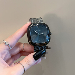 Nuevo Reloj de Mujer con Esfera Grande, Correa de Silicona, Casual, Neutro, Resistente al Agua, con un Diseño Único de Leopardo - Product Image 3